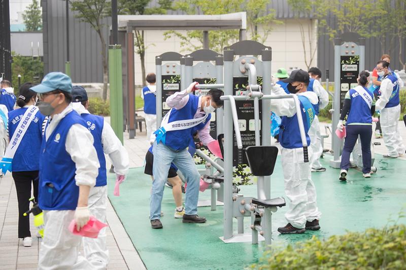 4바르게살기운동_서구협의회,_석남약수터_일대_환경정화_활동_(1).jpg 이미지
