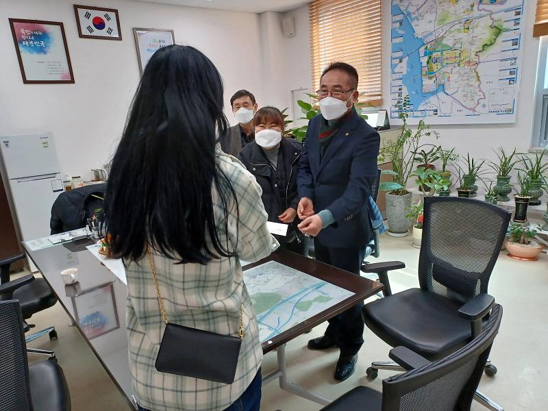 4왕길동_아파트발전위원회,_화재_피해_가구에_복구_지원금_전달_수정_.jpg 이미지