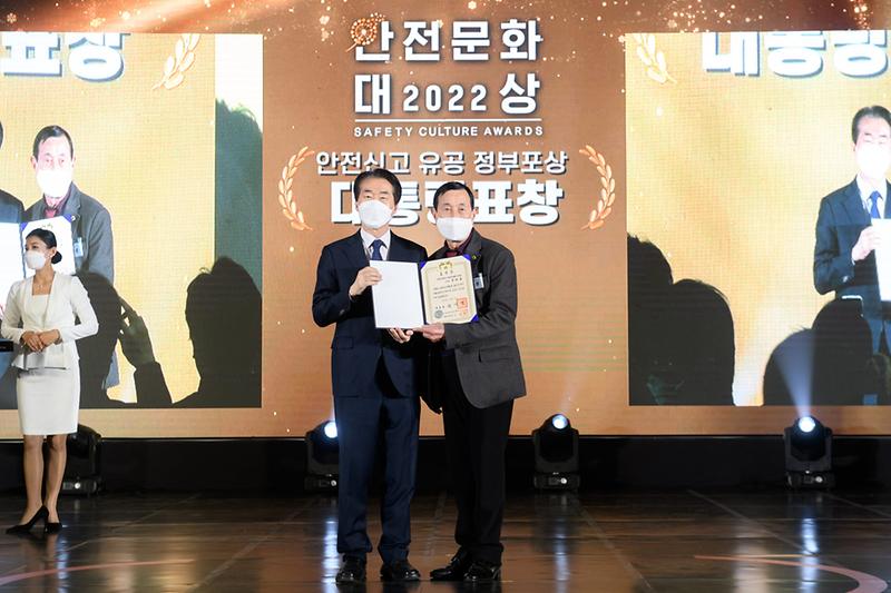 5서구_안전보안관_전해룡_씨,_‘2022_안전문화대상’_대통령상_수상_.jpg 이미지