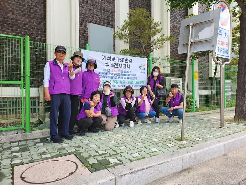 10가좌3동_주민자치회,_가석로156번길_가로수_가지치기_사업__(1).jpg 이미지