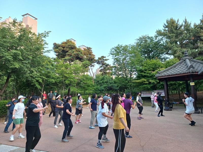 12석남2동_주민자치회,_‘함께해요_줌바댄스’···석남이음숲에서_운영_.jpg 이미지