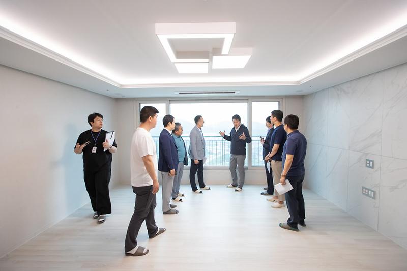 1강범석_서구청장,_입주_앞둔_한들지구_아파트_현장점검_나서__(2).jpg 이미지