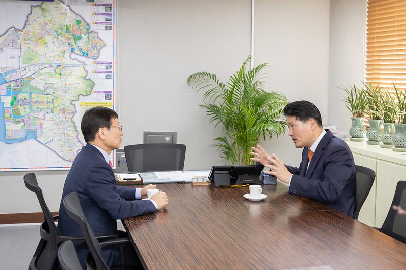 1강범석_서구청장_“물류창고_철회‧편의시설_확충_등_검단지구_현안_해결_힘써달라”__(1).jpg 이미지