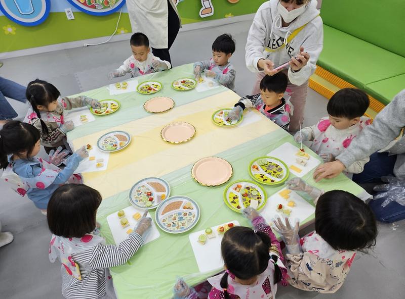 4인천시_서구_어린이·사회복지_급식관리지원센터,_콩은_어떻게_자랄까_진행(2).jpg 이미지
