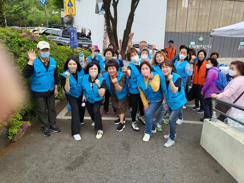6석남3동,_장_담그기_체험_및_어르신_식사대접_행사__(2).jpg 이미지