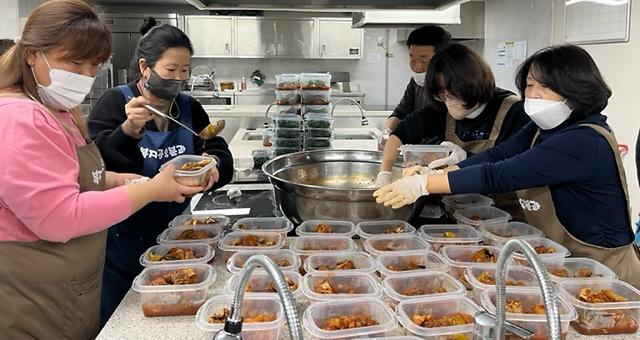 7‘정_나누고_소통하고’_가좌2동,_직접_만든_반찬_저소득층_30가구에_전달__(2).jpg 이미지