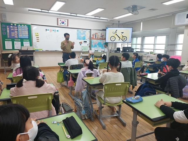 7‘우리_동네_배움터’_청라1동_주민자치회,_초등학생_대상_자전거_안전교육__(1).jpg 이미지
