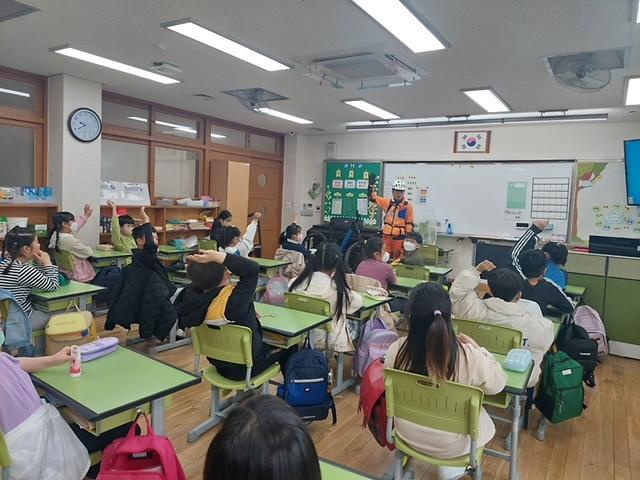 7‘우리_동네_배움터’_청라1동_주민자치회,_초등학생_대상_자전거_안전교육__(2).jpg 이미지