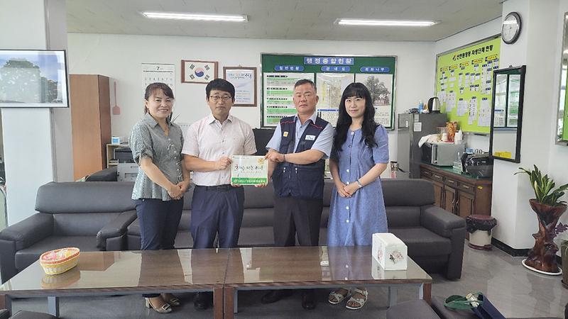 7신현원창동,_정기후원하는_상점_2곳에_‘희망나눔이웃’_인증패_전달__(1).jpg 이미지