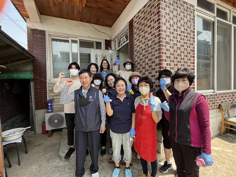 7신현원창동_주민자치회,_‘독거노인_위한_정리수납_봉사’_운영__(2).jpg 이미지