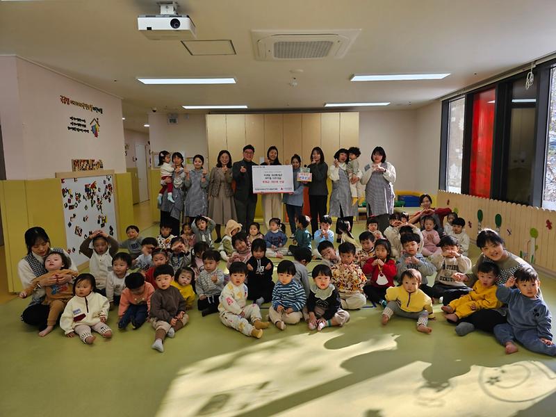 10아라파라곤센트럴어린이집,_유아들의_‘생애_첫_기부’_활동(1).jpg 이미지