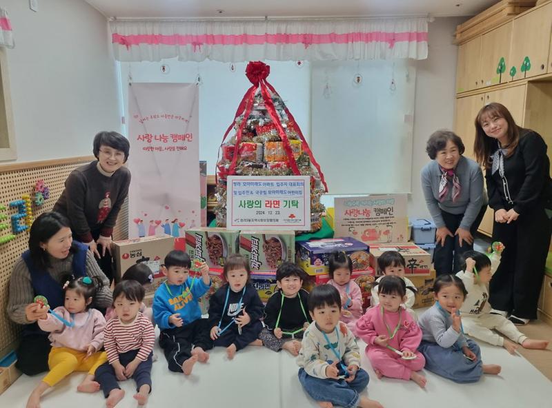 10청라3동_모아미래도어린이집과_모아미래도아파트_입주자대표회의,_‘사랑의_라면트리’_기탁(1).jpg 이미지