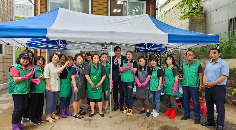 10가좌3동_새마을부녀회_초복맞이_어르신_삼계죽_대접_행사(2).jpg 이미지