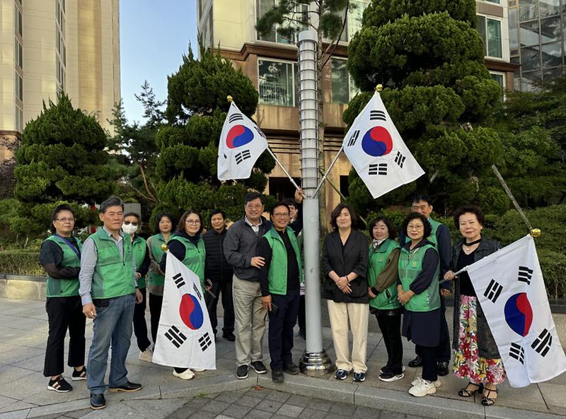 11청라1동_새마을협의회,_태극기_물결_이어가다!(1).jpg 이미지