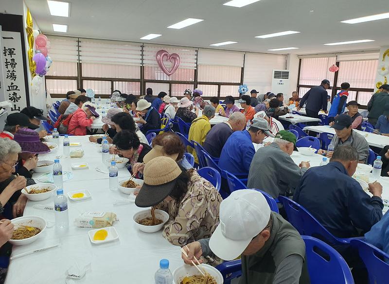 11가좌4동_지역사회보장협의체,_사랑의_짜장면_나눔_행사_개최(1).jpg 이미지