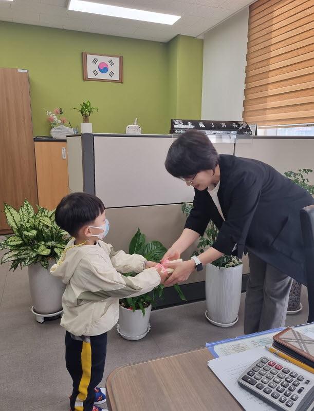 11국공립청라대광어린이집,_아가모_시장놀이_수익금_기탁(1).jpg 이미지