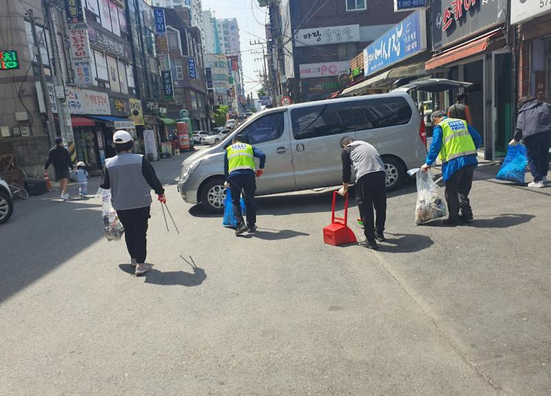 11석남1동_방위협의회_및_자율방범대,_함동_클린업데이_실시(2).jpg 이미지