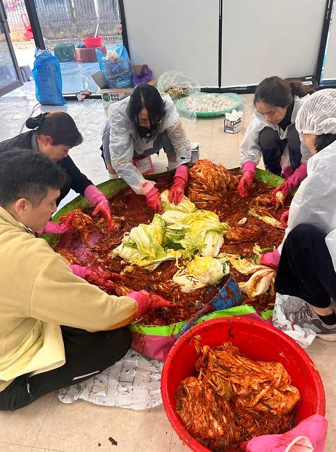 12검단신도시_아라플로깅_마을공동체와_아라동지역사회보장협의체가_함께하는_김치나눔(2).jpg 이미지