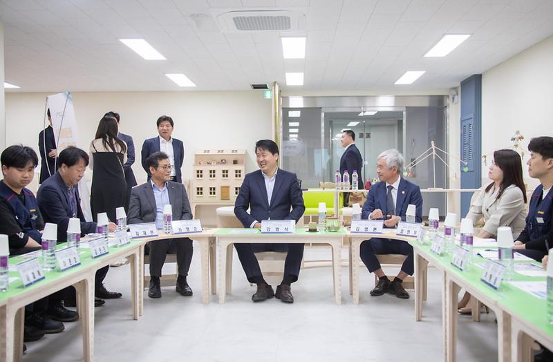 1인천_서구,_장애인_표준_사업장_(주)한국세라프와_기업간담회_개최(1).jpg 이미지