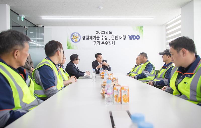 1인천_서구,_생활폐기물_수집·운반_대행_우수업체_모범직원_표창_수여(이도).jpg 이미지