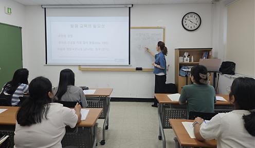 2결혼이민자_10명,_인천서구가족센터에서_‘이중언어_강사’로_성장(1).jpg 이미지