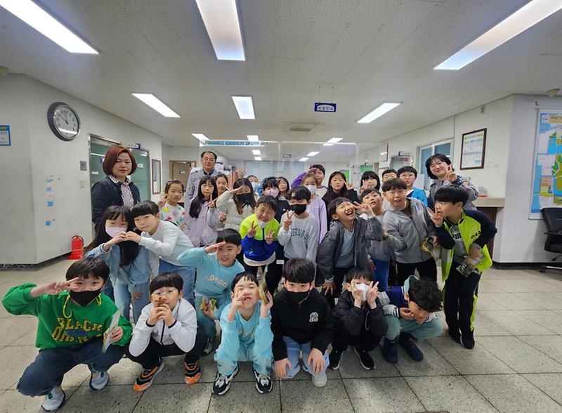 3청라1동_주민자치회,_관내_초등학생_대상,_우리마을_탐방길_활동_추진(2).jpg 이미지