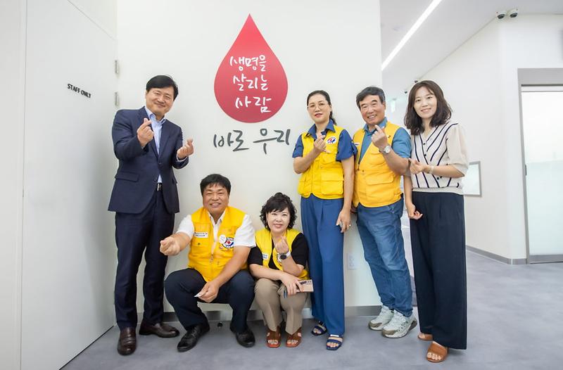 3대한적십자사_『헌혈의_집』청라센터_개소,_강범석_인천_서구청장_헌혈_참여_및_1호_헌혈자_격려(1).jpg 이미지