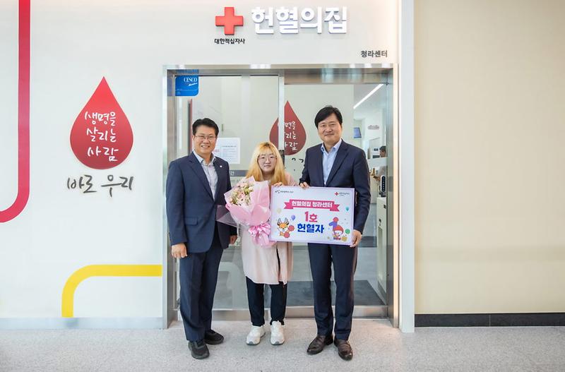 3대한적십자사_『헌혈의_집』청라센터_개소,_강범석_인천_서구청장_헌혈_참여_및_1호_헌혈자_격려(3).jpg 이미지