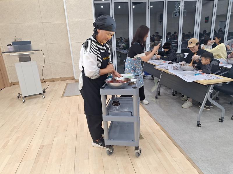 3가정1동_주민자치회,_새콤달콤_고추장_만들기_체험_성료(1).jpg 이미지