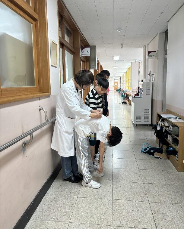 3인천_서구보건소,_지역연계_아동,청소년의_바른체형_형성을_위한_찾아가는_체형_검사_실시(2).jpg 이미지
