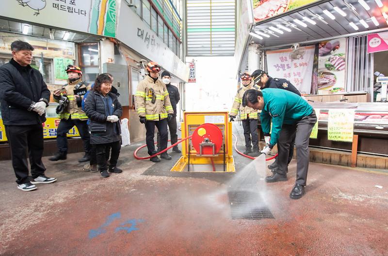 3서구,_‘강남시장_지하매립식_소화전_시연회’_개최(3).jpg 이미지