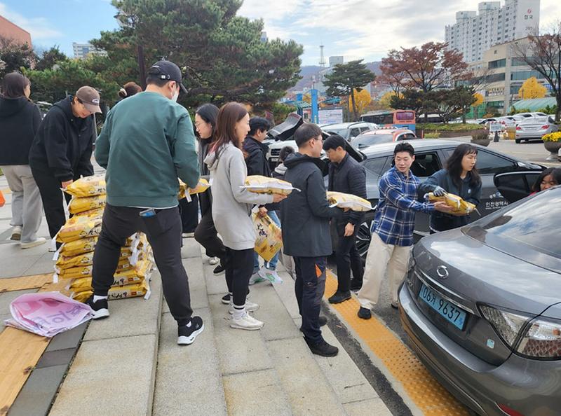 3서구청_세무과,_‘사랑의_쌀_나눔행사’_실시(2).jpg 이미지