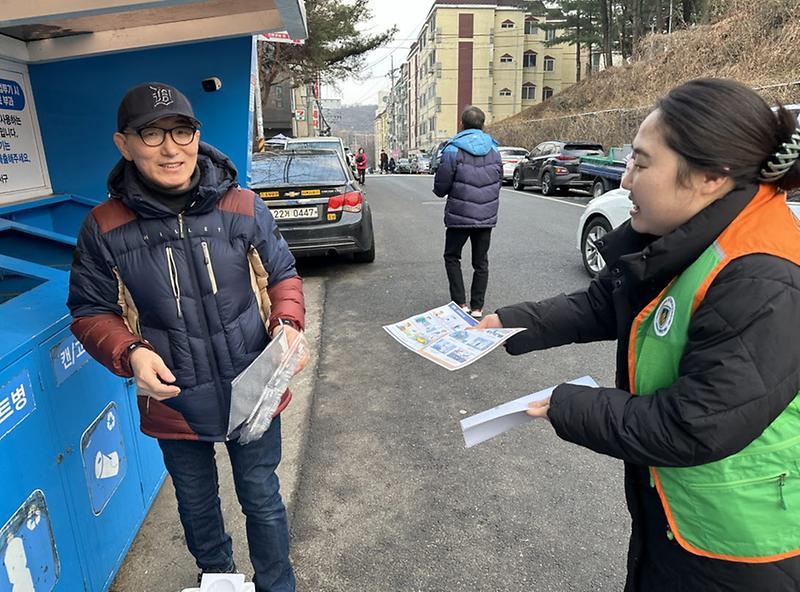 3연희동_통장자율회와_지역자율방재단_내_집_앞,_내_점포_앞_눈_치우기_캠페인_전개(3).jpg 이미지
