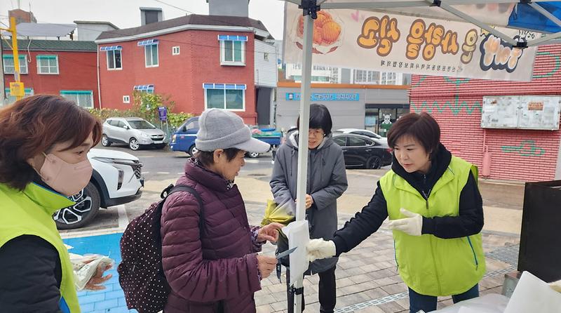 4‘찾아라!_복지사각지대’_신현원창동_지역사회보장협의체_‘붕어빵_캠페인’_실시(2).jpg 이미지