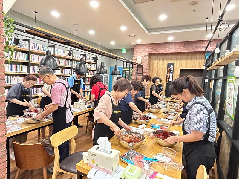4청라1동_주민자치회,_‘친환경_고추장_담그기’_체험_성료(1).jpg 이미지