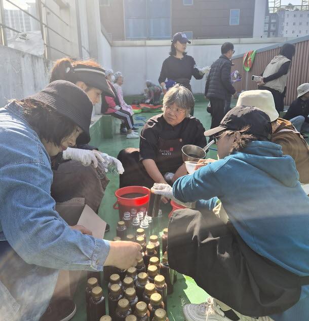 5청라2동_주민자치회,_‘주민과_함께하는_마을장독대_사업’_성료(3).jpg 이미지