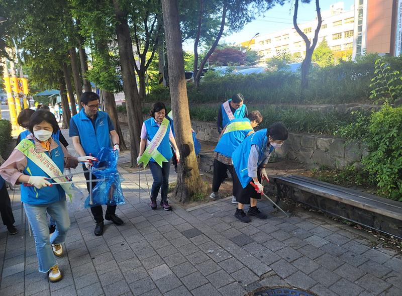 5가좌2동_통장자율회와_함께_하는_클린업데이_및_환경사랑_실천운동_실시(2).jpg 이미지