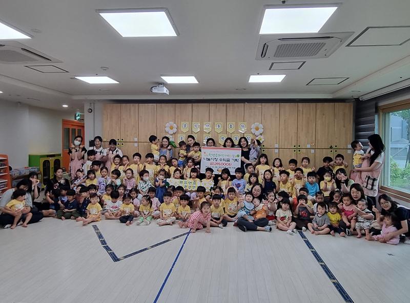7국공립한양수자인어린이집,_결식아동_돕기_나눔__시장_수익금_기탁(1).jpg 이미지