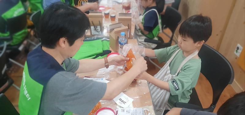 7인천_서구_서자봉_가족봉사단_장담그기_나눔_활동(1).jpg 이미지