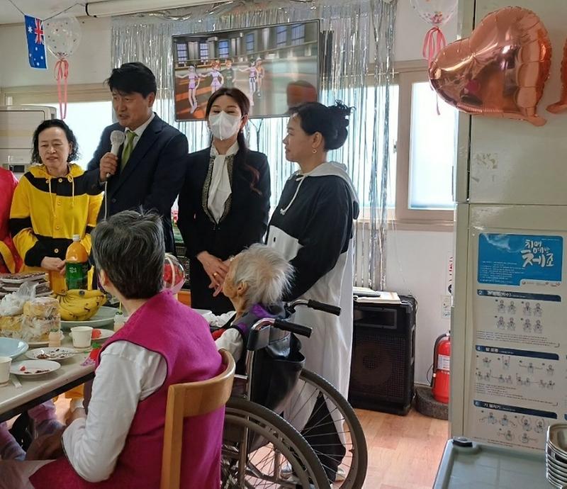 7석남1동_새마을부녀회,_가족사랑요양원_방문_봉사(2).jpg 이미지