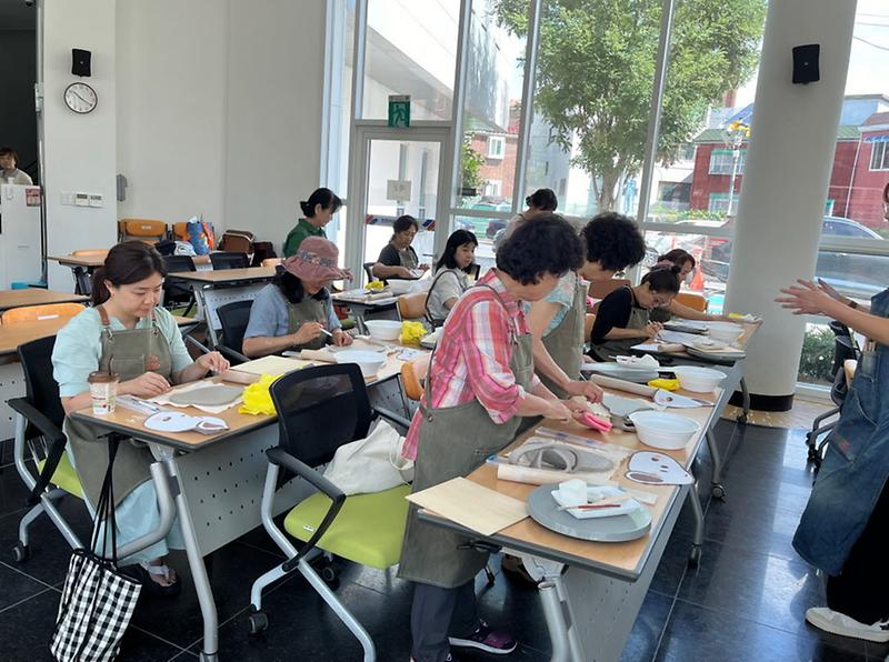 7신현원창동_주민자치회,_손끝으로_느끼는_도예교실_사업_실시(1).jpg 이미지