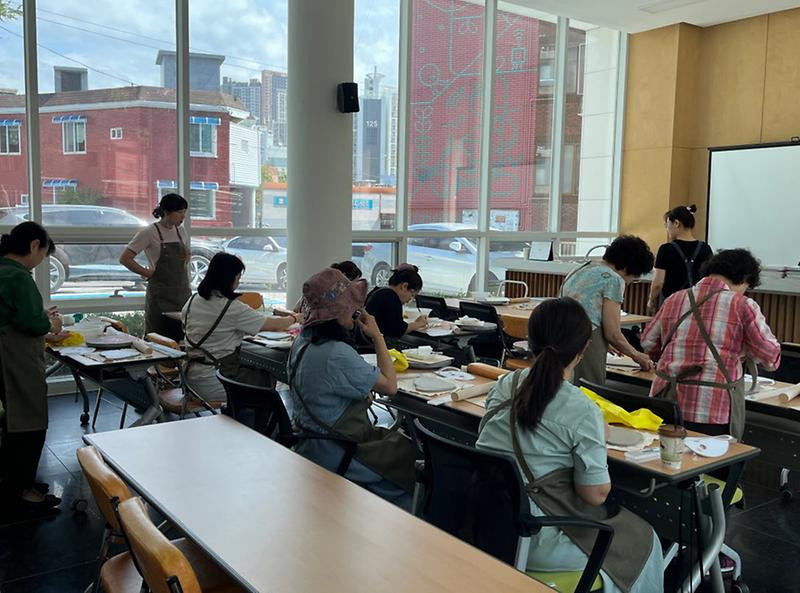 7신현원창동_주민자치회,_손끝으로_느끼는_도예교실_사업_실시(2).jpg 이미지