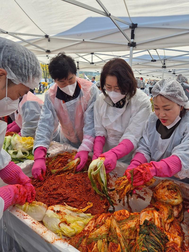8가좌2동_지역사회보장협의체,_사랑의_김장김치_나누기(2).jpg 이미지