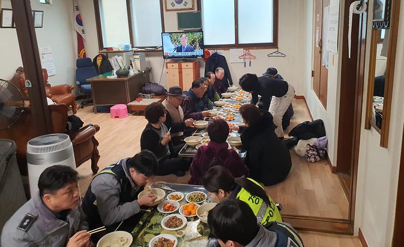 8가좌3동_바르게살기위원회,_설날_맞이_떡국_나눔_행사_성료(1).jpg 이미지