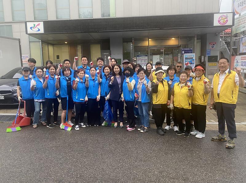 9가좌1동_통장자율회와_주민자치회가_함께하는_추석맞이_대청소_실시(1).jpg 이미지